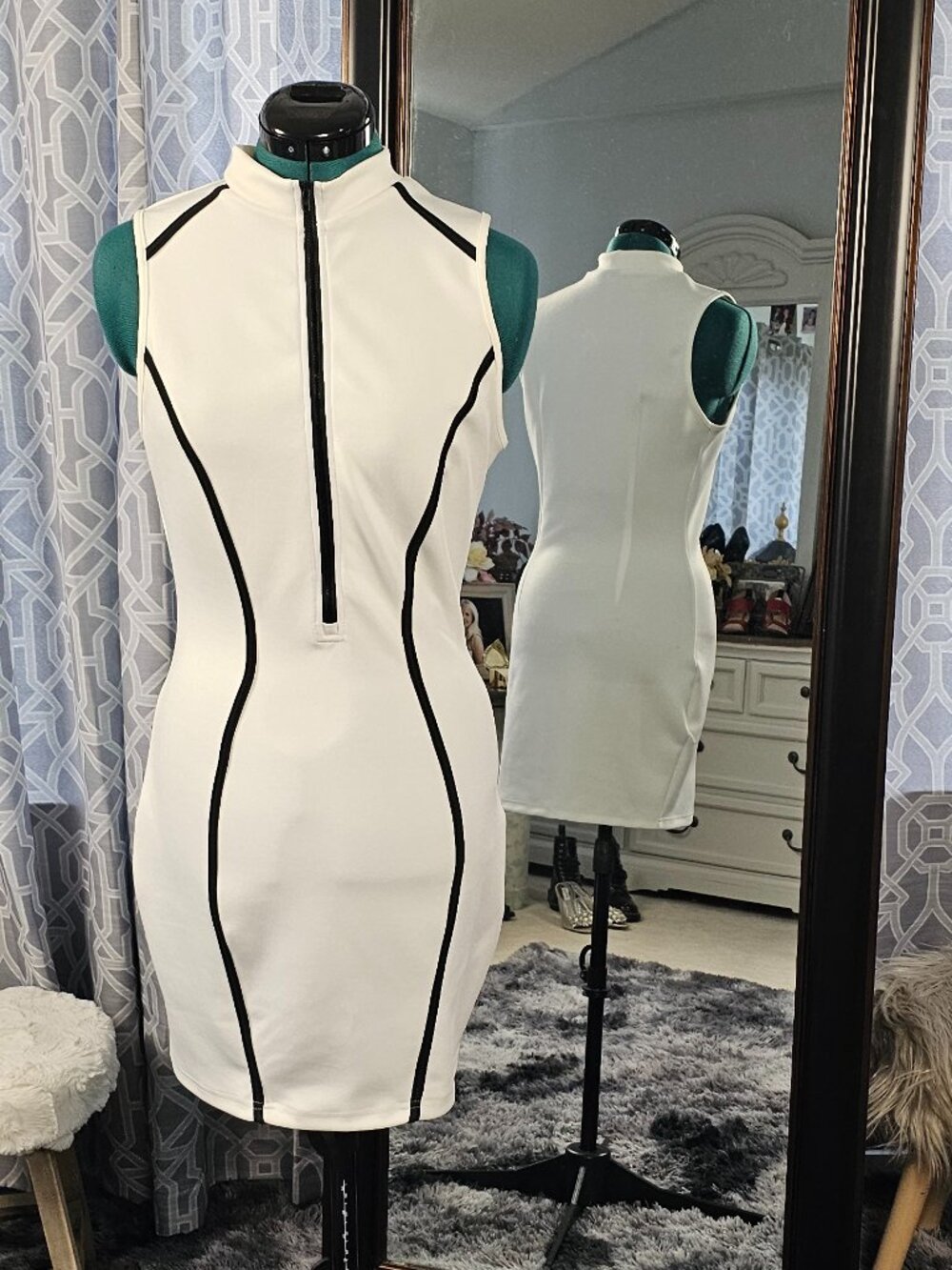 SHEIN White Mock‑Neck Zip‑Front Bodycon Mini Dress, Black Contour Piping, Size 4